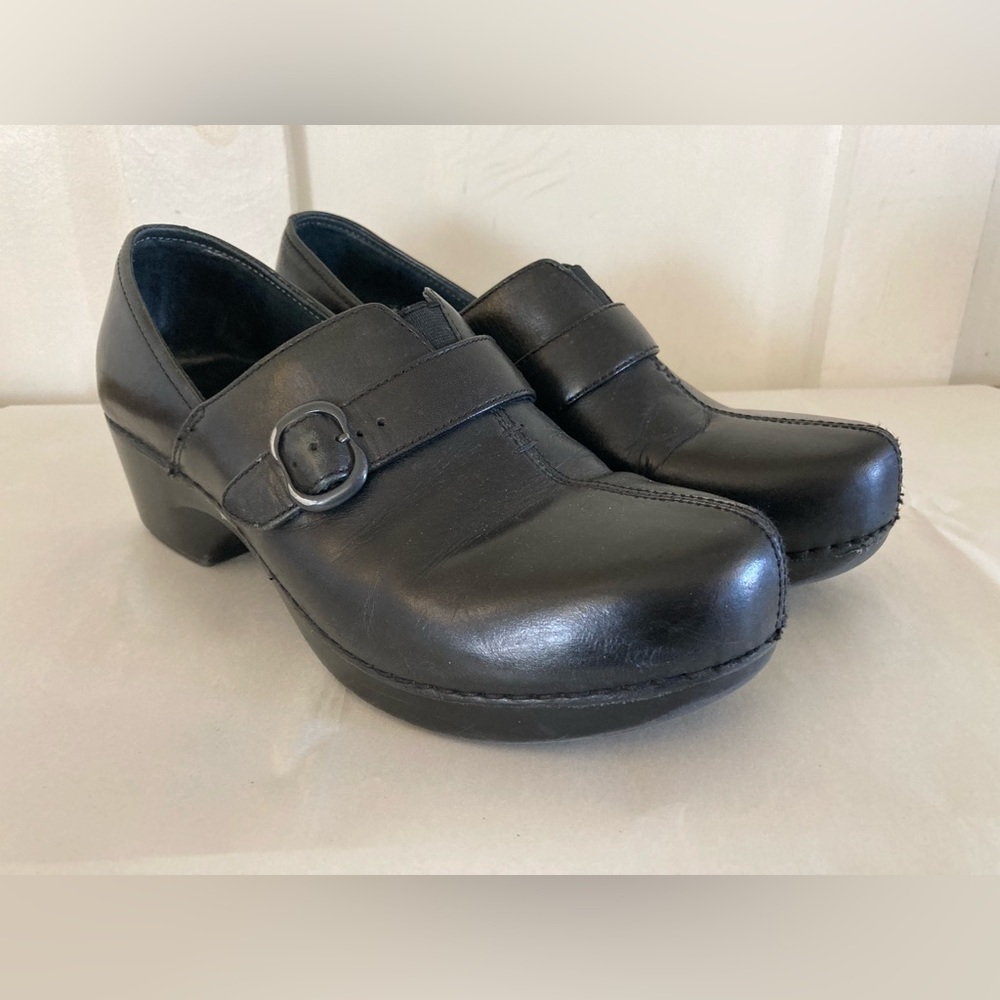 Dansko black leather clogs shoes size 40 buckle accent nursing career